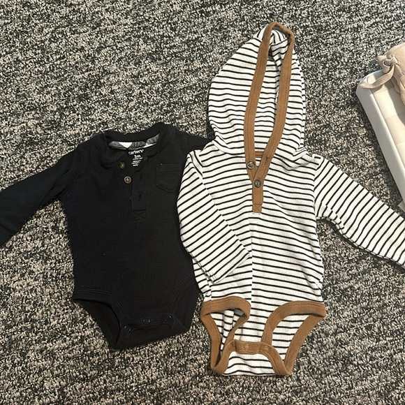 2 LONG SLEEVE ONESIE - Picture 1 of 3